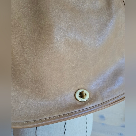 Vintage Coach 9718 Shoulder Crescent Flap Bag With Vintage Gold Hardware - Picture 4 of 16